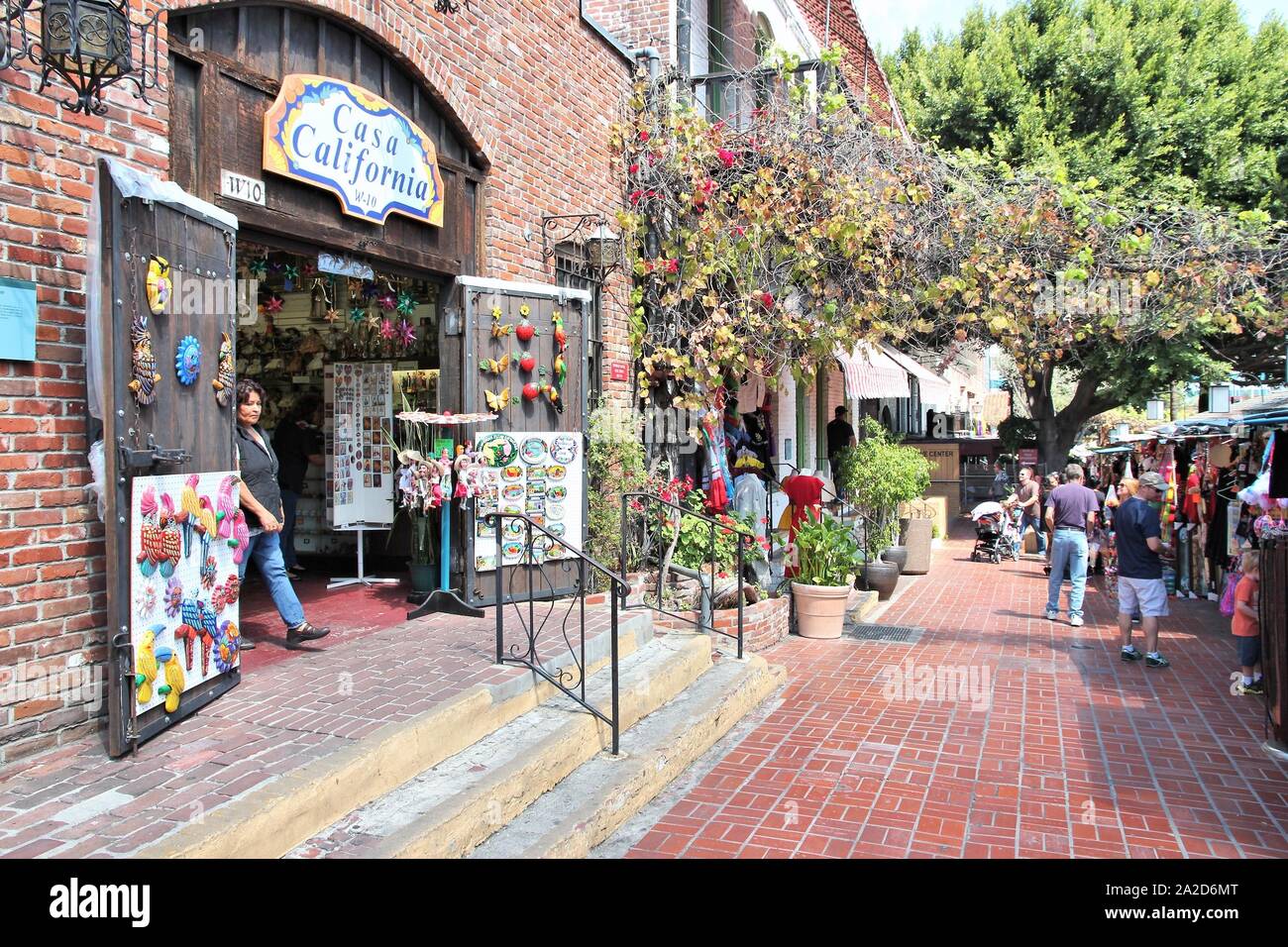 LOS ANGELES, Stati Uniti d'America - Aprile 5, 2014: la gente visita Olvera Street a Los Angeles. Olvera Street è la parte più antica del centro cittadino di Los Angeles. È lo stato della California H Foto Stock