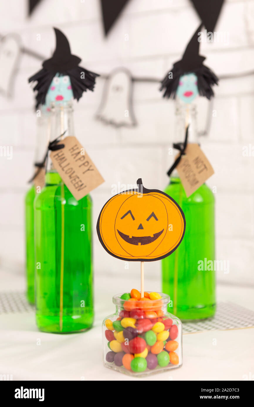 Happy Halloween party verde con bevande e caramelle Foto Stock