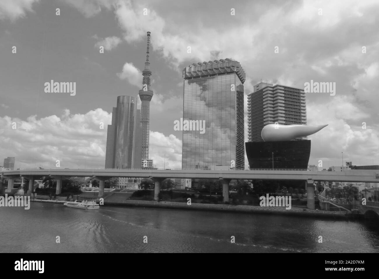 Tokyo - Tokyo Skytree (東京スカイツリー, Tōkyō Sukaitsurī ) e birra Asahi Hall ( Super Dry Hall ) in Sumida-gawa progettato da Philippe Starck Foto Stock