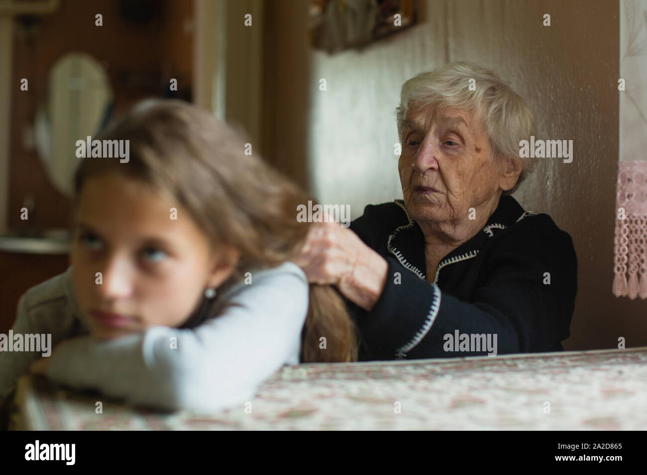 Donna anziana sta trascorrendo del tempo con i suoi graziosi nipote. Visitando la nonna. Foto Stock