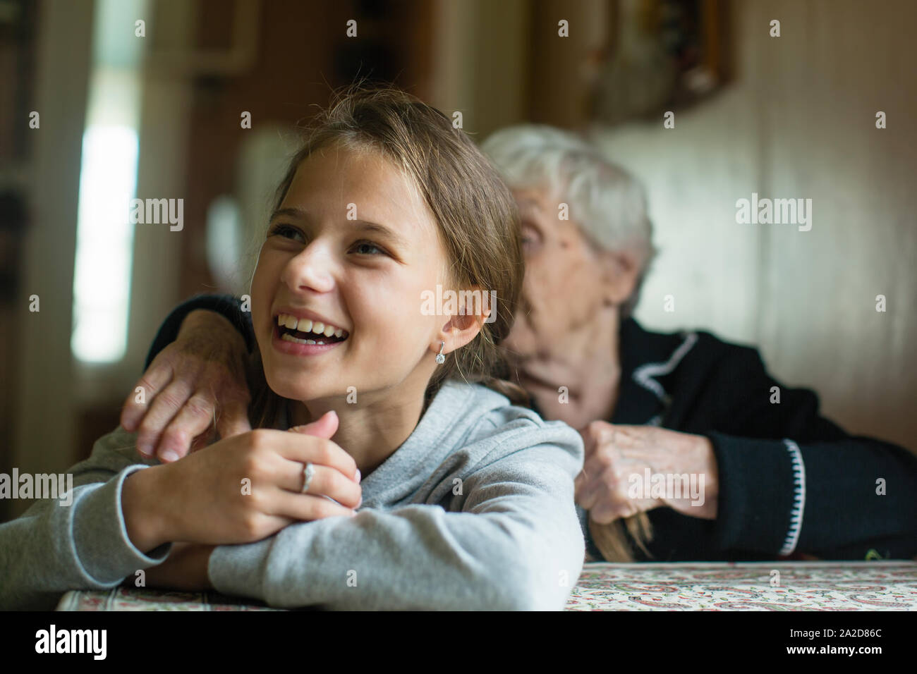 Vecchia donna sta trascorrendo del tempo con i suoi graziosi nipote. Visitando la nonna. Foto Stock