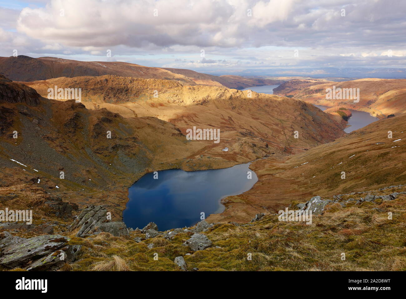 Una vista da Harter cadde con piccole acqua e Scafell nella distanza. Parco Nazionale del Distretto dei Laghi, Cumbria, England, Regno Unito Foto Stock