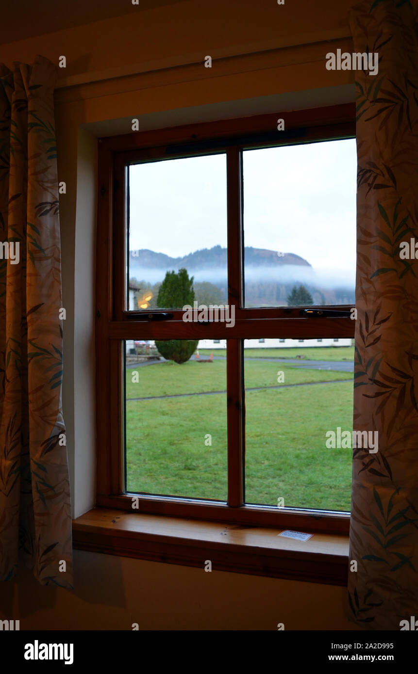 Una vista dalla finestra di una delle camere del Rob Roy Hotel Aberfoyle. Impostare in Queen Elizabeth Forest Park. Foto Stock