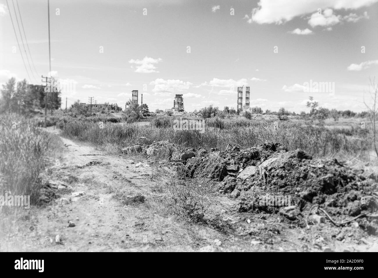 I resti delle rovine del vecchio edificio contro il cielo nuvoloso. Foto in bianco e nero Foto Stock
