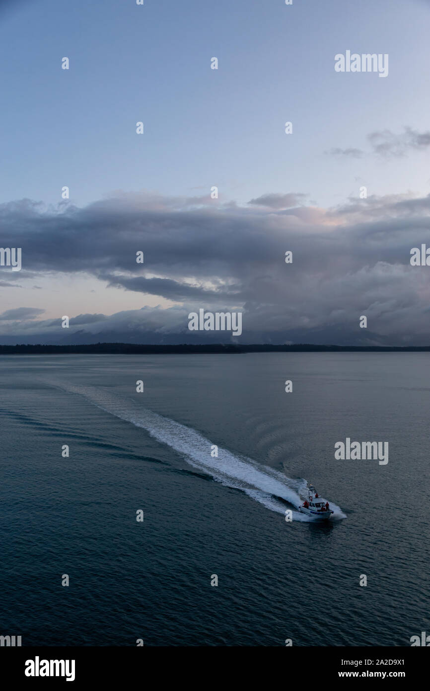 Vista aerea di una barca di equitazione in American paesaggio montano sulla costa dell'oceano durante un nuvoloso e piovoso sunrise nella stagione autunnale. Presi nel Glacier Foto Stock