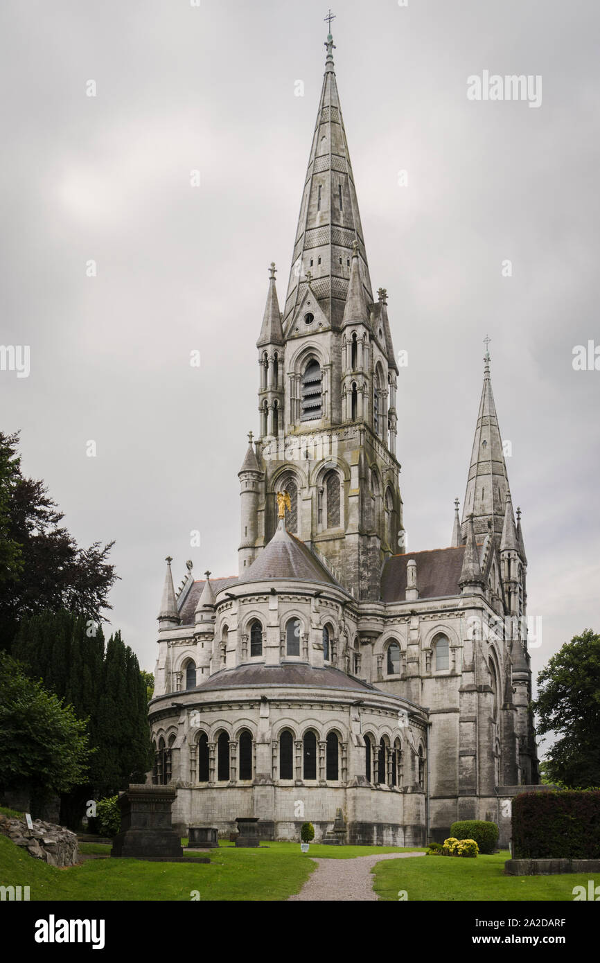 Vista del neo-gotica del Duomo di Cork in Irlanda, con cielo nuvoloso. Foto Stock
