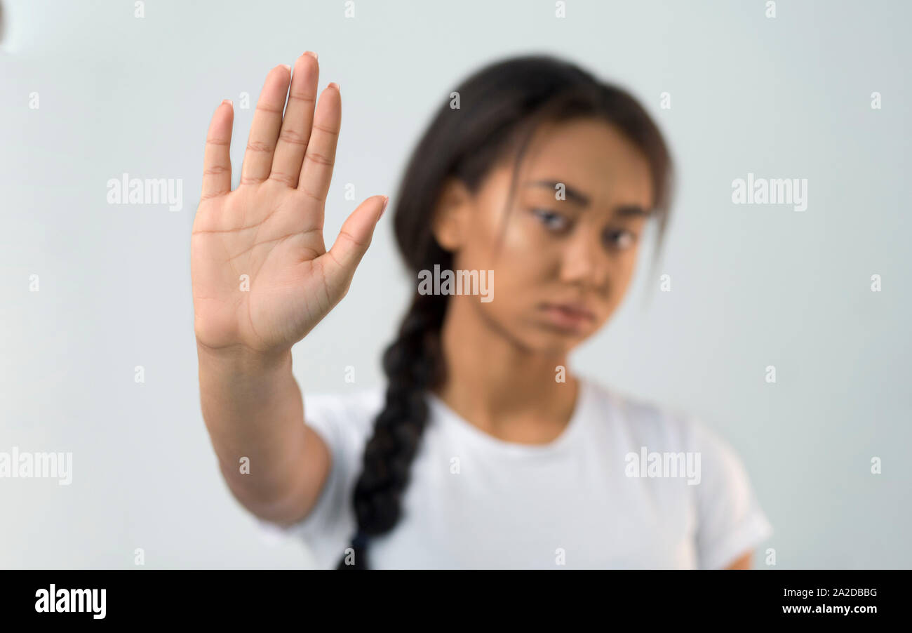 Ragazza asiatica facendo arrestare gesto con il suo palm Foto Stock
