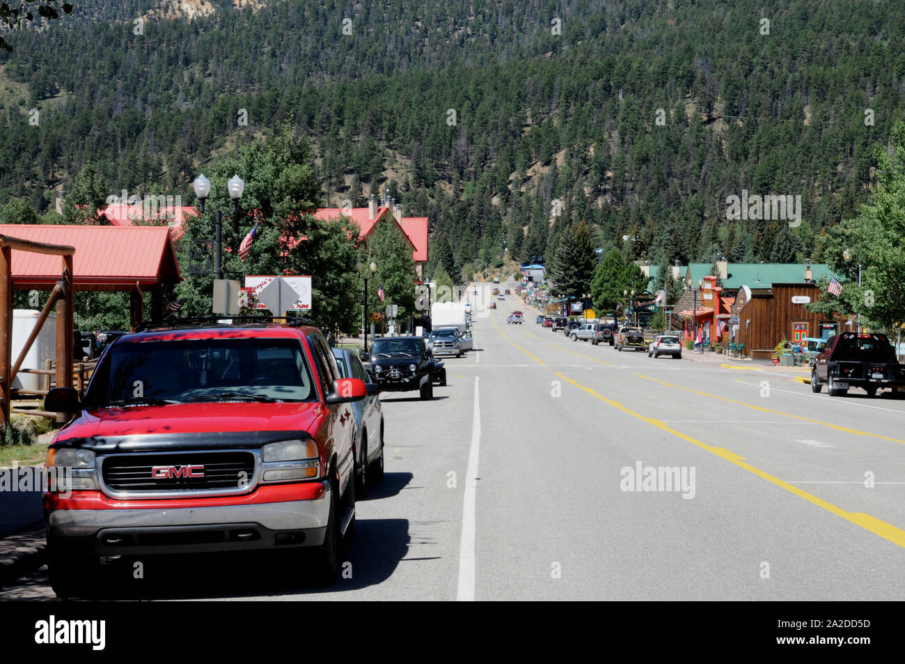 La strada principale della città di Fiume Rosso nel nord del New Mexico. Molti degli edifici in legno sono state date vecchie facciate ovest. Foto Stock