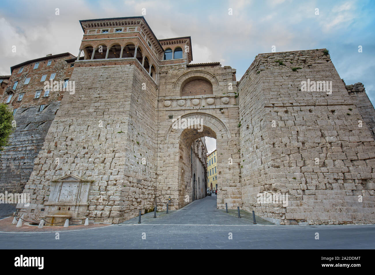 Vista dell'Arco Etrusco o di Augusto cancello di Perugia, che era uno dei sette cancelli di ingresso a Perugia nel periodo etrusco, Umbria, Italia Foto Stock