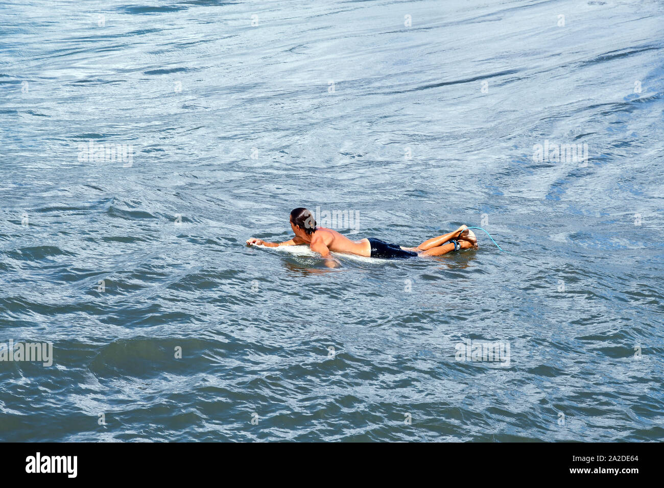 Elevato angolo di visione di un surfista ragazzo in attesa per l'onda perfetta nel mare Forte dei Marmi Versilia, Toscana, Italia Foto Stock