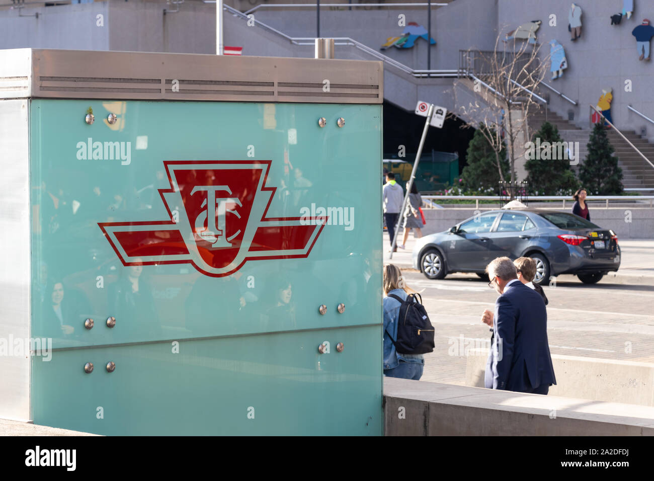 Logo Toronto Transit Commission (TTC) sopra l'ingresso della metropolitana Union Station su Front Street nel centro di Toronto. Foto Stock