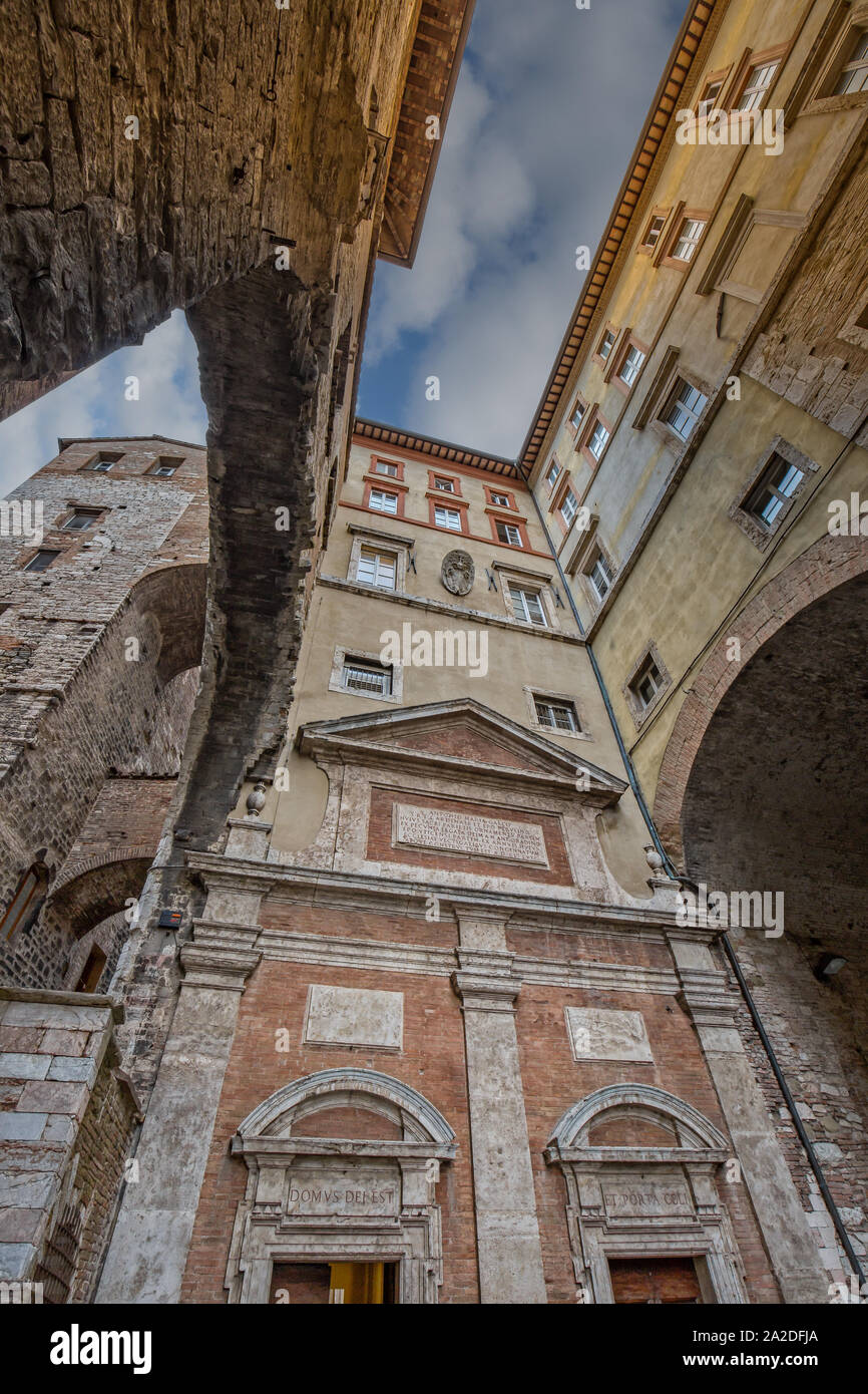 Antica architettura monumentale di Perugia. Archi e vecchi edifici nel centro storico della bellissima città di Perugia, in Umbria, Italia Foto Stock