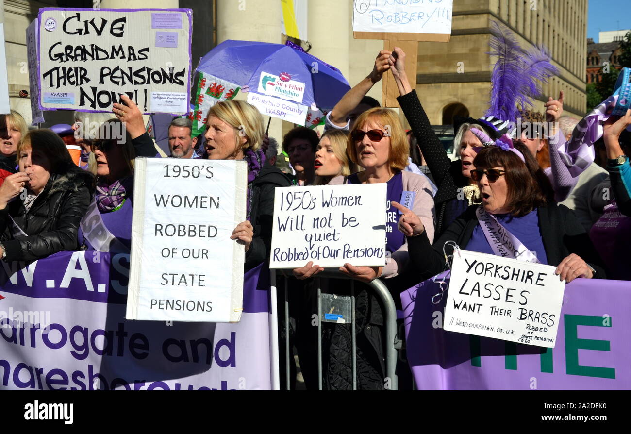 I manifestanti da donne contro la pensione statale di disuguaglianza (WASPI) al di fuori del congresso del Partito Conservatore di Manchester, UK, il giorno finale. La campagna WASPI è la lotta per la giustizia per tutte le donne, nato negli anni cinquanta, influenzati dalle modifiche allo stato dell'età di pensionamento (SPA). Foto Stock