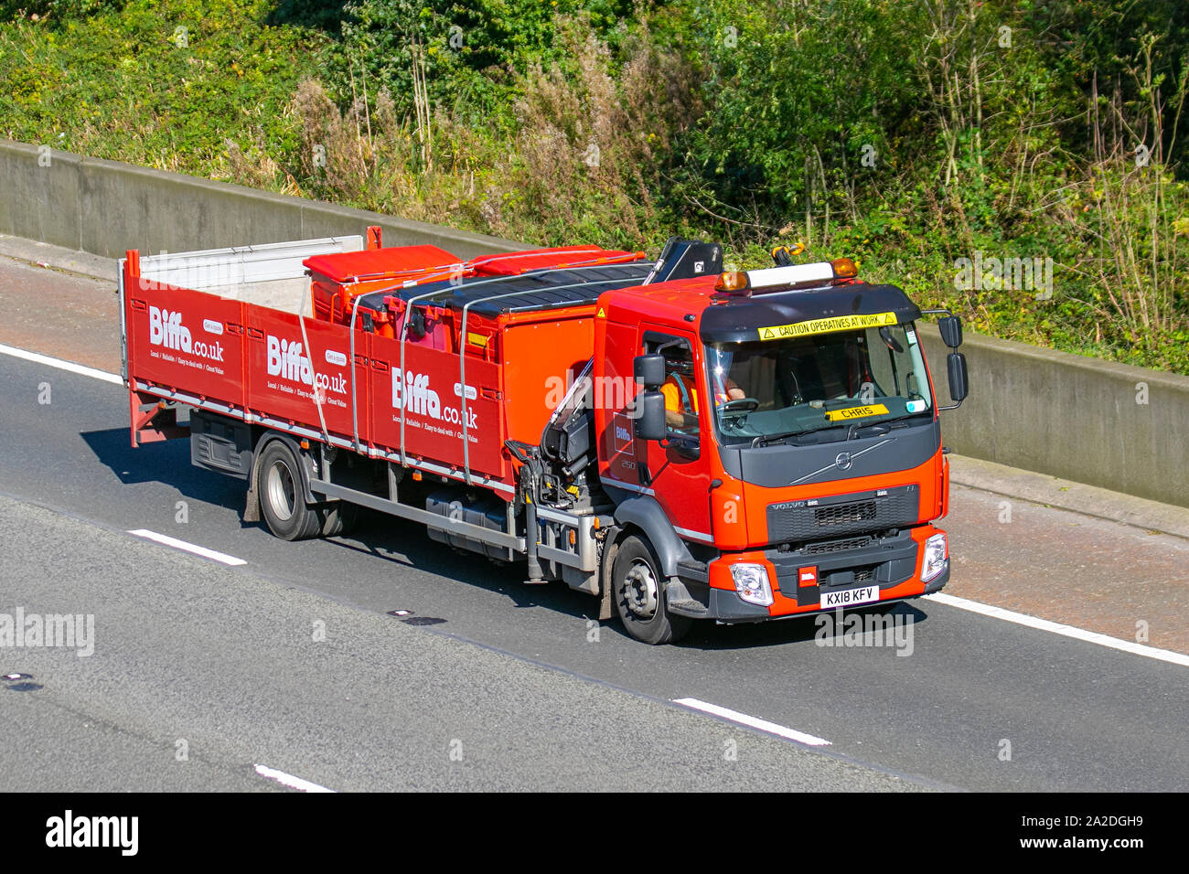 Biffa Heavy camion per il trasporto di merci sfuse, trasporto di rifiuti, camion per rifiuti, trasporto di bidoni, carico di camion, Volvo Vehicle, delivery, industria dei trasporti, supply chain cargo sulla M6 a Lancaster, Regno Unito Foto Stock