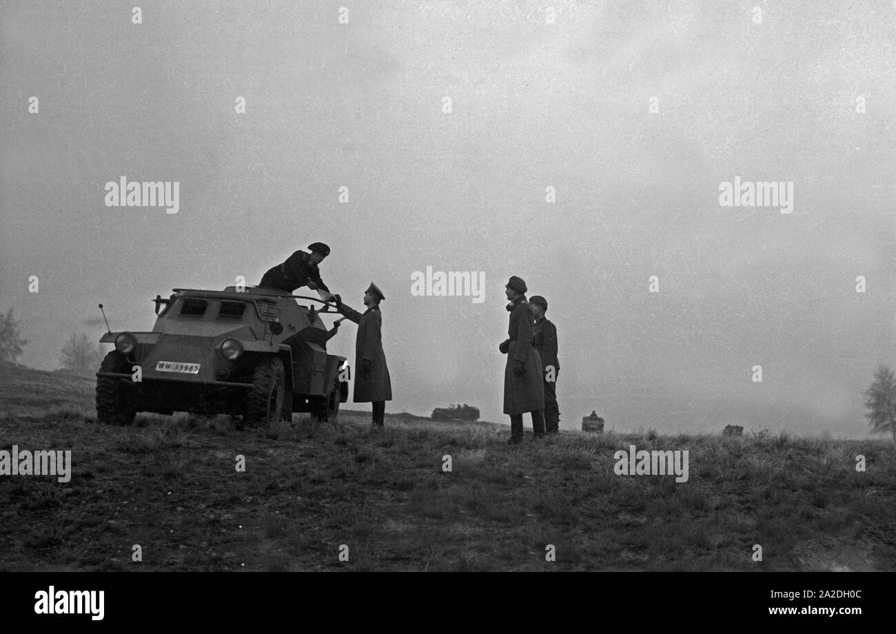 Offizier auf dem Truppenübungsplatz un einem Panzerspähwagen des tipi Sd.Kfz.221, Deutschland 1930er Jahre. Un funzionario presso una formazione miltary massa con un blindato auto scout, Germania 1930s. Foto Stock