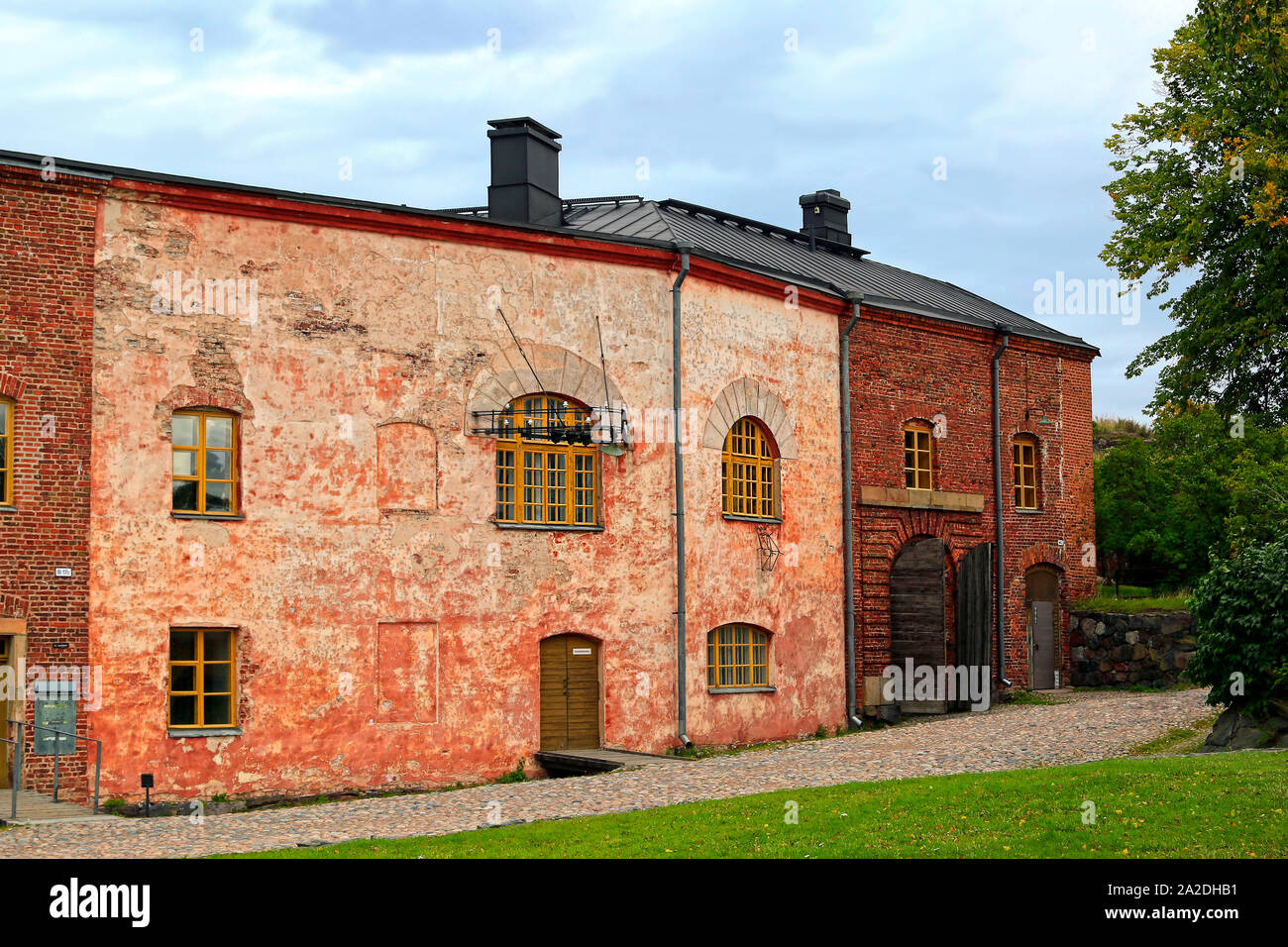 Edifici storici nella Fortezza di Suomenlinna vicino a Helsinki, Finlandia. A sinistra, l'ingresso alla sala banchetti e destro, entrata al vecchio molo asciutto. Foto Stock