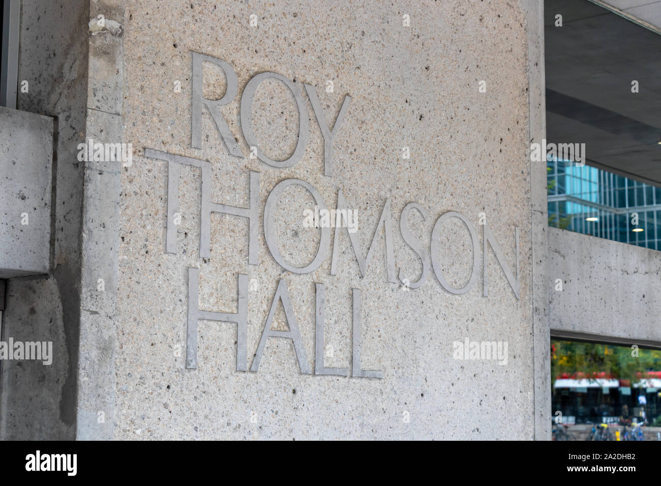 Logo Roy Thomson Hall sul lato della famosa sala concerti. Foto Stock