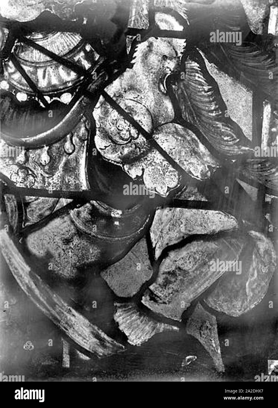 Eglise Saint-Martin - Vitrail baie 4 (détail) Eléments de la cuirasse du Pape Adrien VI au niveau du buste - Montmorency - Médiathèque de l'architecture et du patrimoine - Foto Stock