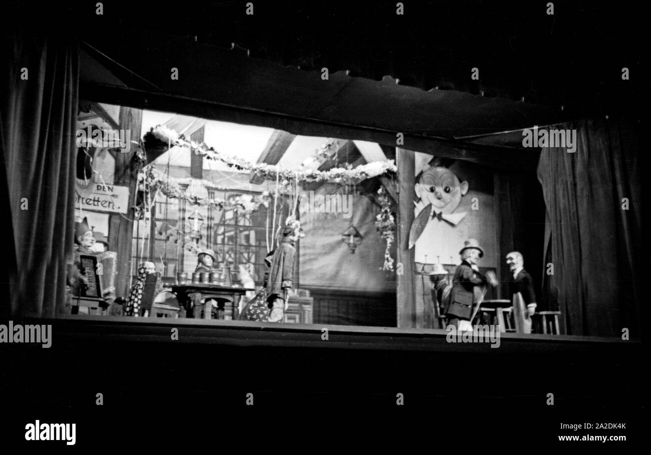 Aufführung eines Puppenspiels des Hänneschen teatri in Köln, Deutschland 1930er Jahre. Gioco dei burattini del teatro Haenneschen a Colonia, Germania 1930s. Foto Stock