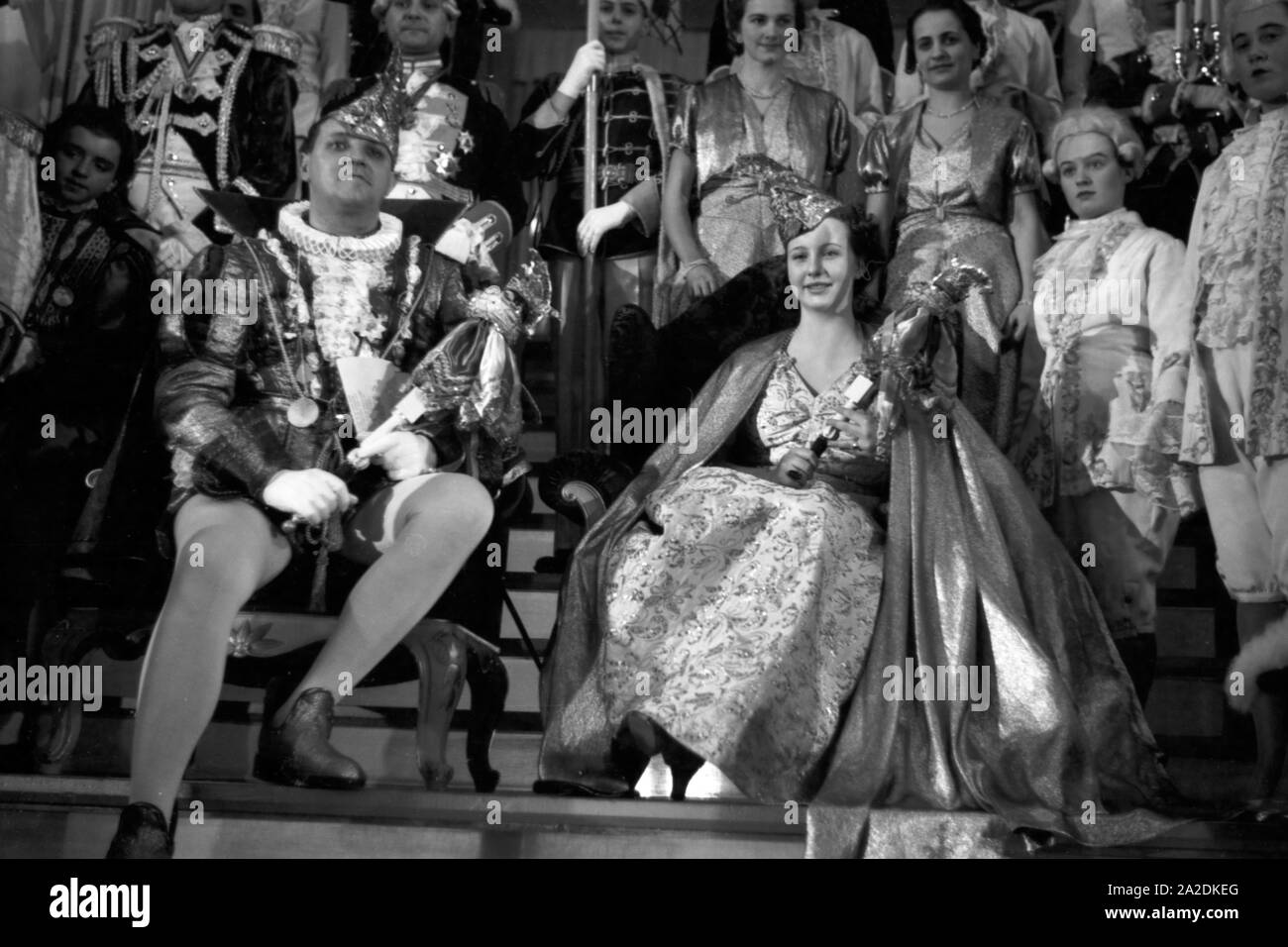 Das Prinzenpaar der Mainzer Fastnacht 1938, Martin Ohaus und Hildegard Kühne, anläßlich des 100. Jubiläums des MCV. Il principe e la principessa del carnevale in Mainz, 1938. Foto Stock
