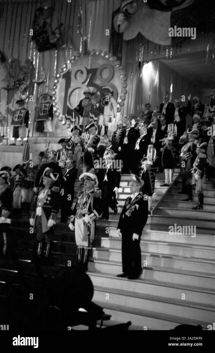 Einmarsch der Offiziellen der Mainzer Fastnacht in die Stadthalle in Mainz, 1938. I funzionari del carnevale marciando a Magonza il main event Hall, 1938. Foto Stock