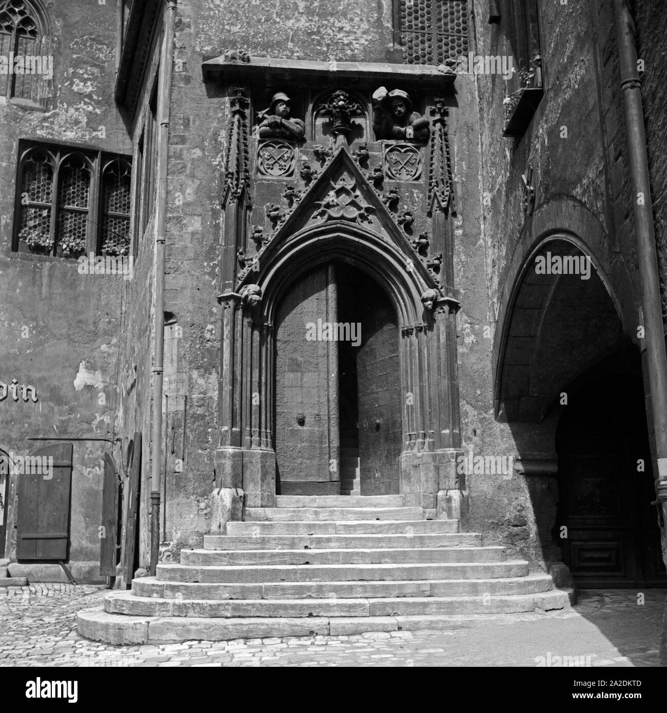 Portal am Rathaus in Regensburg, Deutschland 1930er Jahre. Ingresso alla Regensburg City Hall, Germania 1930s. Foto Stock