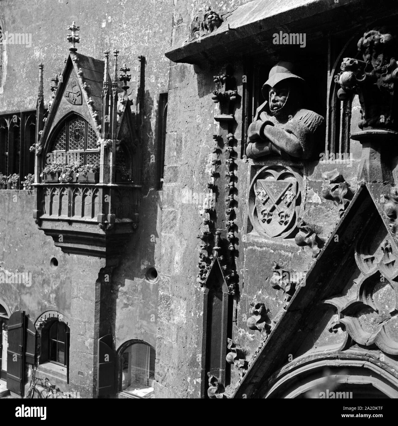 R Wa Wandreliefs am alten Rathaus in Regensburg, Deutschland 1930er Jahre. Valvola limitatrice a parete della vecchia città di Halle a Regensburg, Germania 1930s. Foto Stock