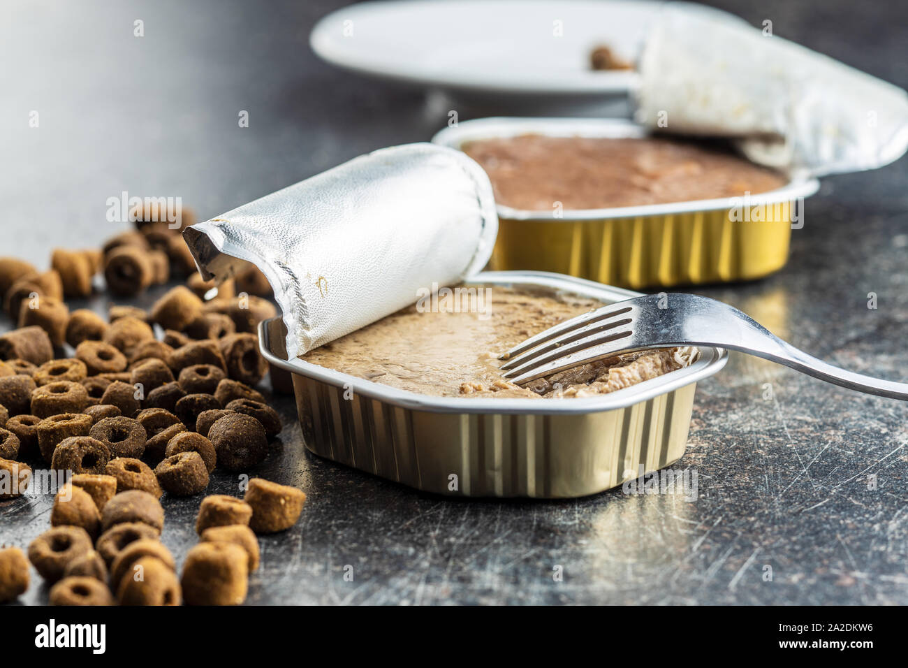 A umido e a secco pet food. Gatto o cane pate sul vecchio tavolo. Foto Stock
