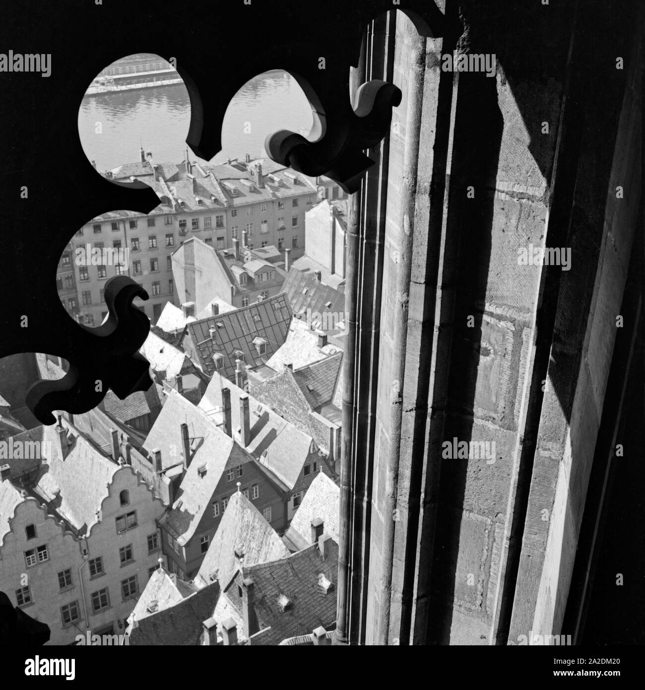 Blick vom Kaiserdom St. Barholomäus auf die Dächer der Altstadt von Frankfurt am Main, Deutschland 1930er Jahre. Vista dal campanile di San Bartolomeo del duomo e sui tetti della città vecchia di Francoforte, Germania 1930s. Foto Stock