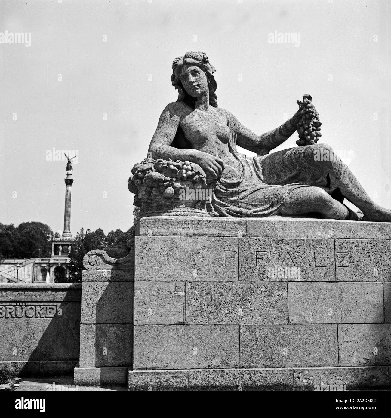 Statua der Pfalz an der Luitpoldbrücke in München, Deutschland 1930er Jahre. Scultpure di Palatina al Luitpold ponte a Monaco di Baviera, Germania 1930s. Foto Stock