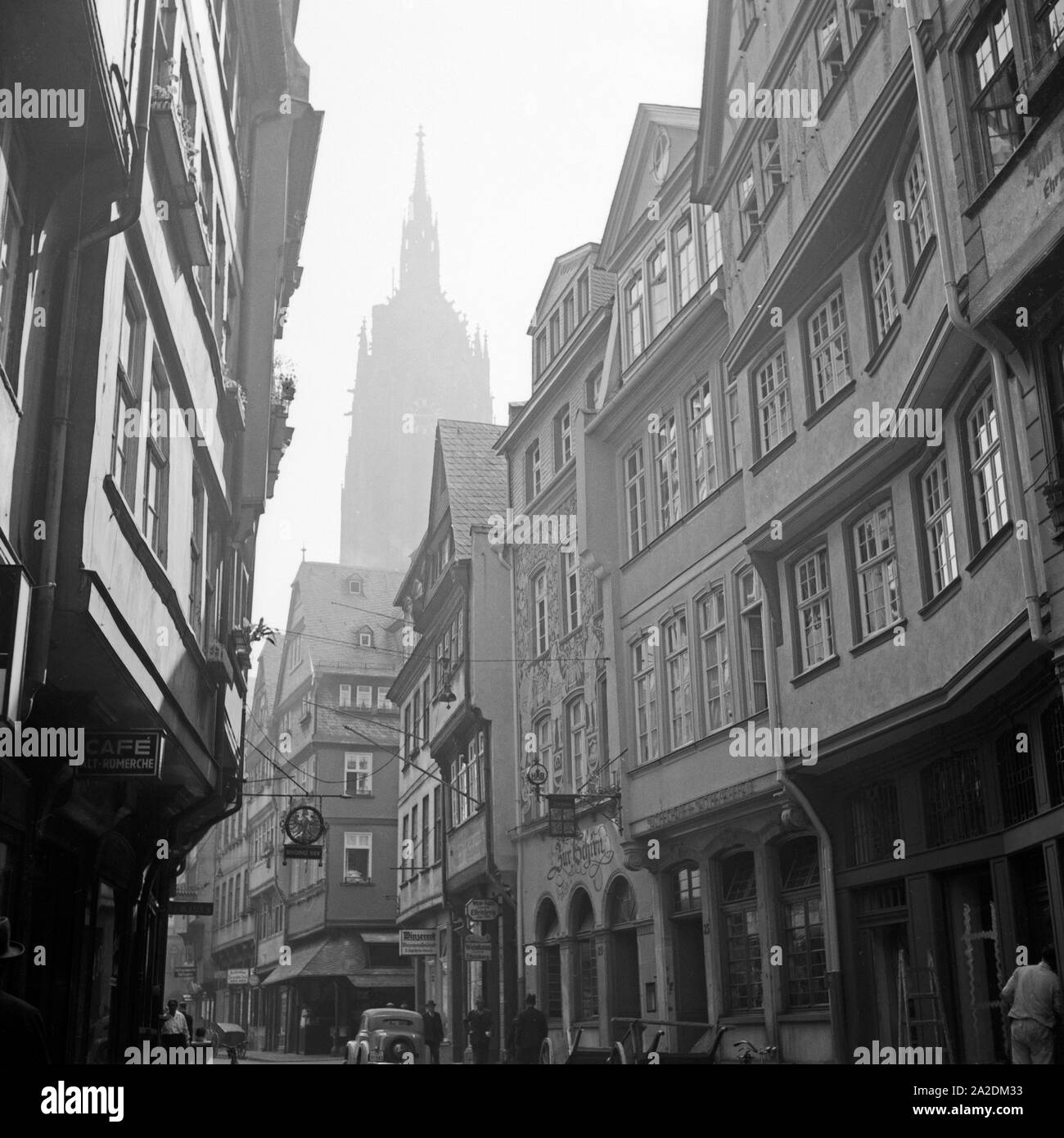 Altstadtgasse mit Haus 'Zur Schirn' in Frankfurt am Main, Deutschland 1930er Jahre. Corsia nella città vecchia di Francoforte con casa 'Zur Schirn', Germania 1930s. Foto Stock