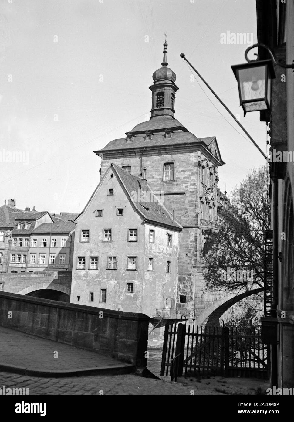 Das alte Rathaus auf der Brücke über die Regnitz a Bamberg, Deutschland 1930er Jahre. Il vecchio Municipio presso il ponte sul fiume Regnitz a Bamberg, Germania 1930s. Foto Stock