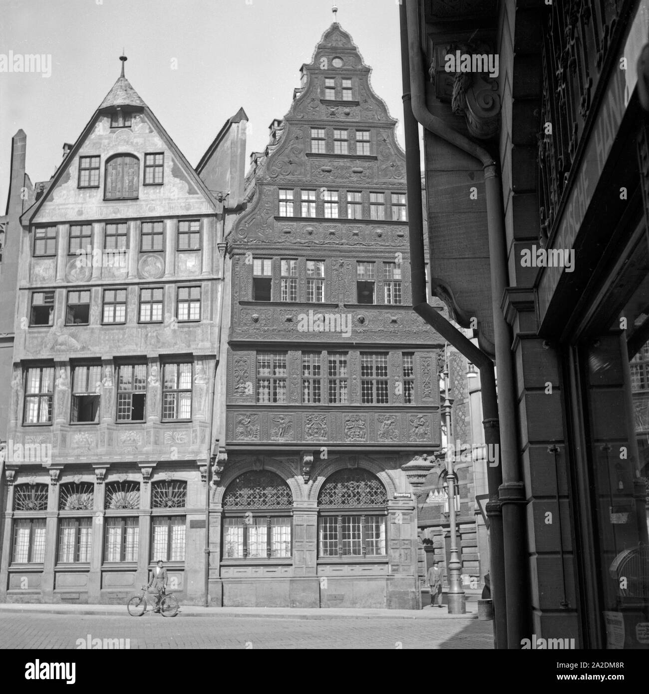 Häuserzeile am Römerberg in der Altstadt von Frankfurt am Main, Deutschland 1930er Jahre. Fila di case a Roemerberg nella città vecchia di Francoforte in Germania 1930s. Foto Stock