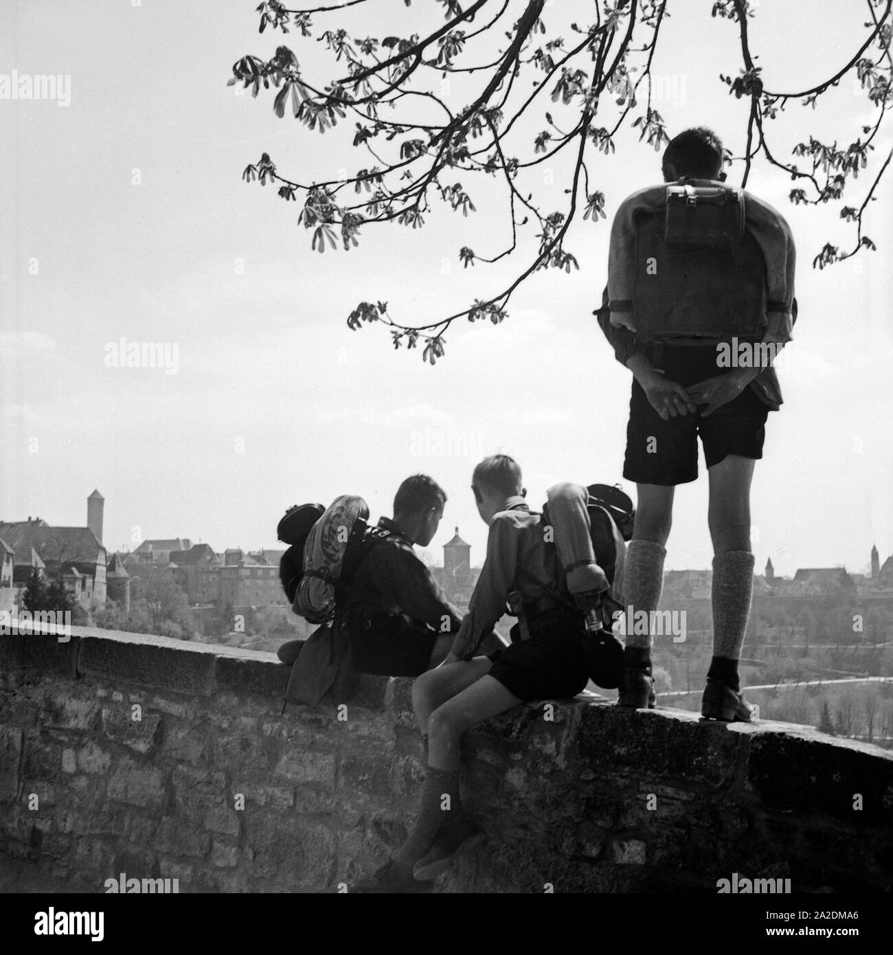 Drei Hitlerjungen genießen das Panorama von einem Aussichtspunkt aus, Deutschland 1930er Jahre. Tre gioventù hitleriana enjyoing un panorama da un watchout, Germania 1930s. Foto Stock