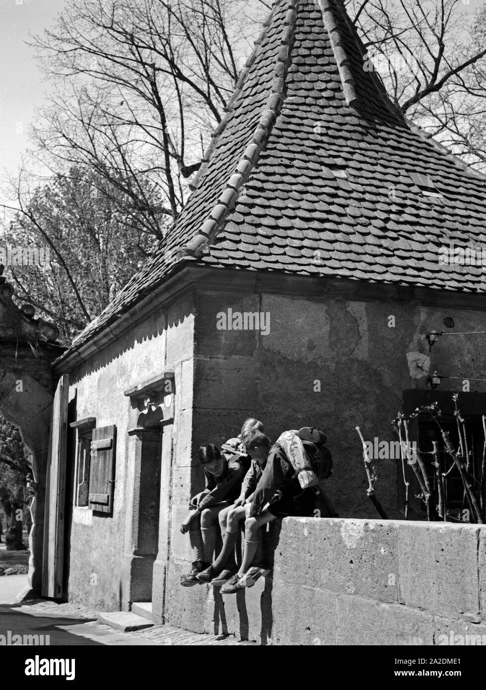 Drei Hitlerjungen kommen auf einer Wandertour durch Deutschland, 1930er Jahre. Tre giovani Hitler vagare attraverso la Germania, 1930s. Foto Stock