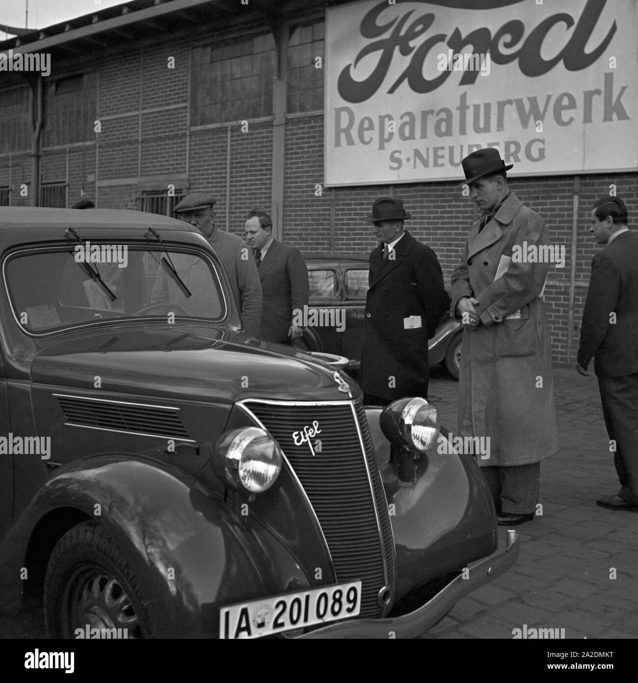 Eine Gruppe von Ford Mitarbeitern besucht das Ford Reparaturwerk Neuberg bei Berlin, Deutschland 1930er Jahre. Un gruppo di Ford tedeschi membri del personale visitando la Ford garage Neuberg nei pressi di Berlino, Germania 1930s. Foto Stock