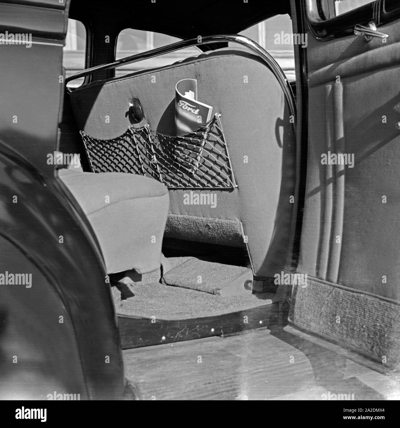 Ablagetaschen in der Lehne der Vordersitze beim Ford V8, Deutschland 1930er Jahre. Repository sul retro dei sedili anteriori di una Ford V8, Germania 1930s. Foto Stock