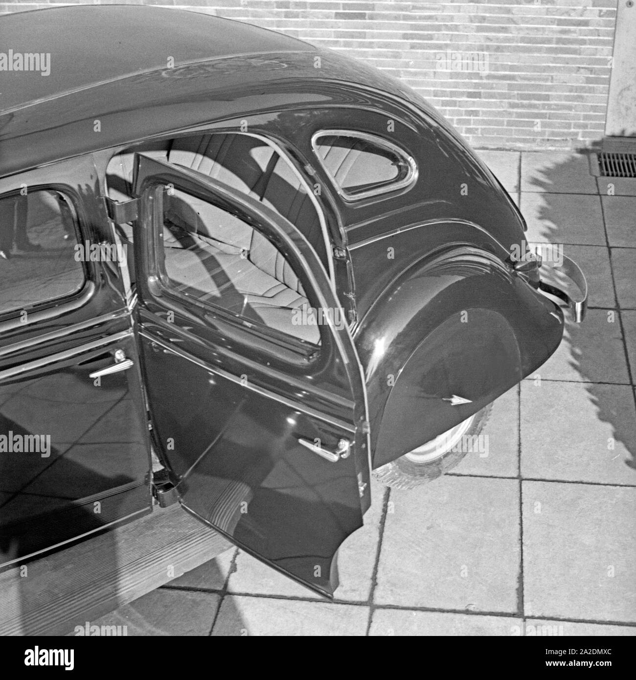 Ford V8 vor der Firmenzentrale der Ford Werke in Köln Niehl, Deutschland 1930er Jahre. Una Ford V8 nella parte anteriore del tedesco Ford sede a Colonia, Germania 1930s. Foto Stock