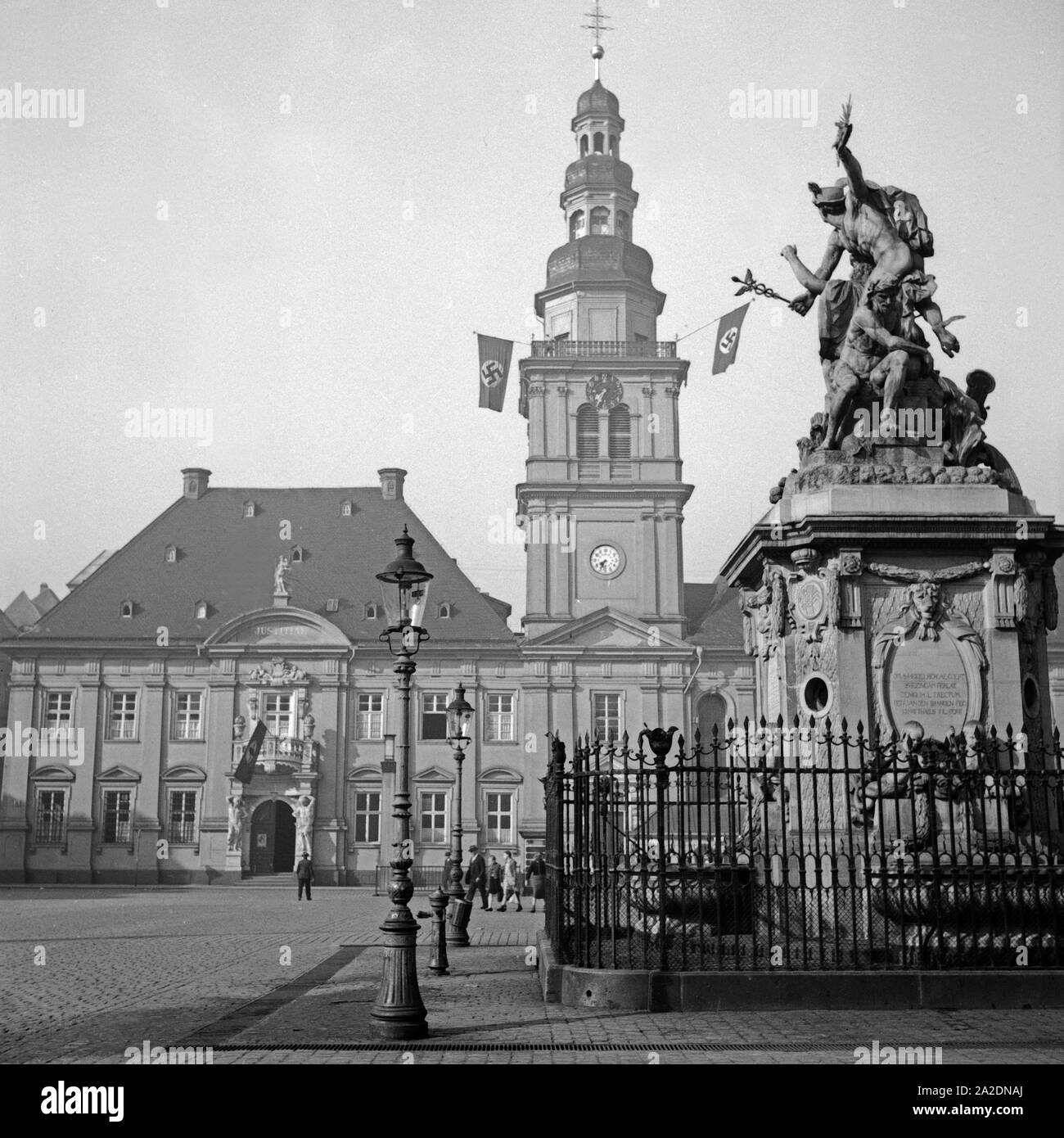 Das alte Rathaus auf dem Paradeplatz a Mannheim, Deutschland 1930er Jahre. Mannheim vecchio municipio in piazza Paradeplatz, Germania 1930s. Foto Stock