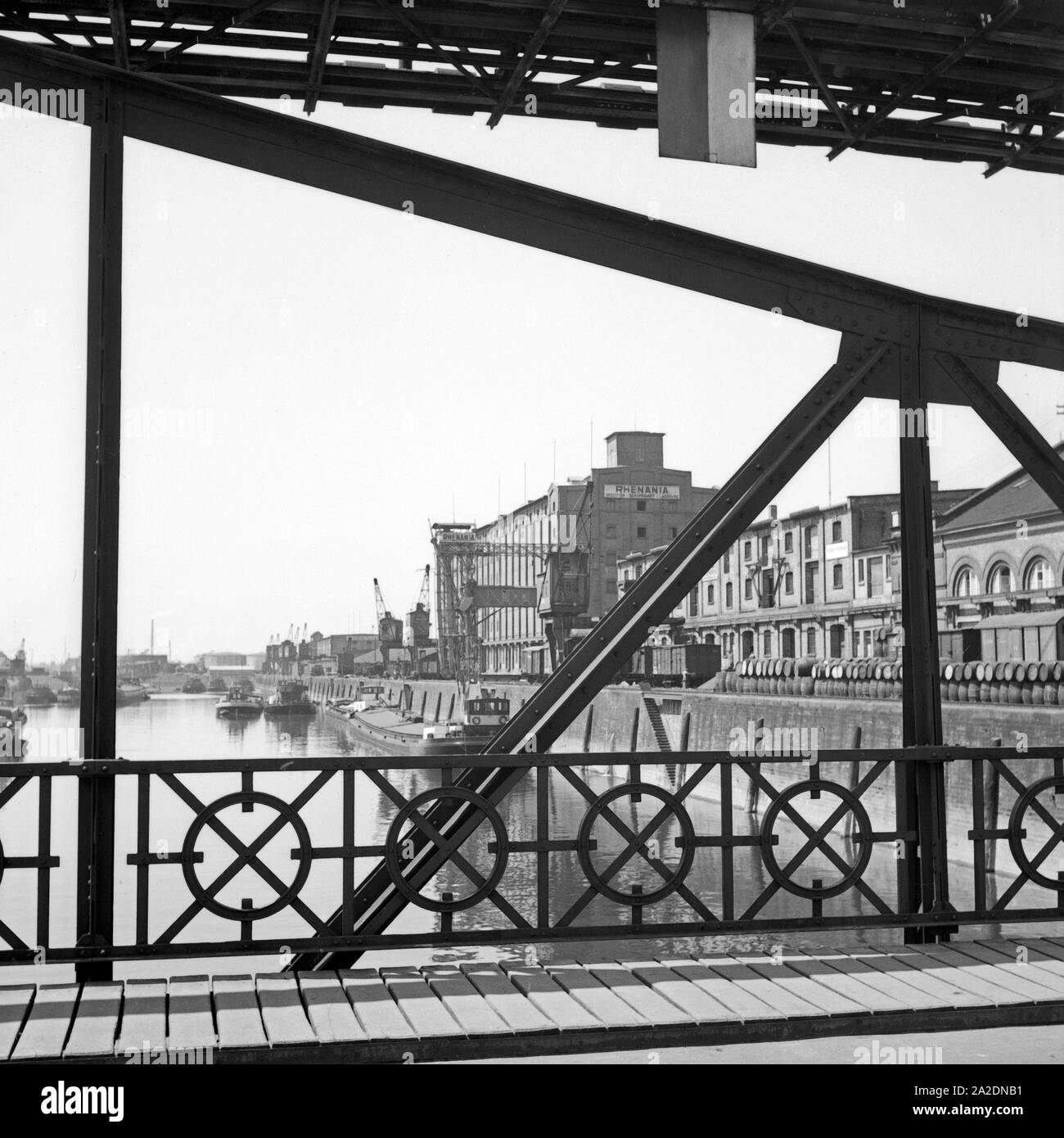 Im Hafen von Ludwigshafen am Rhein, Deutschland 1930er Jahre. Al porto di Ludwigshafen, Germania 1930s. Foto Stock