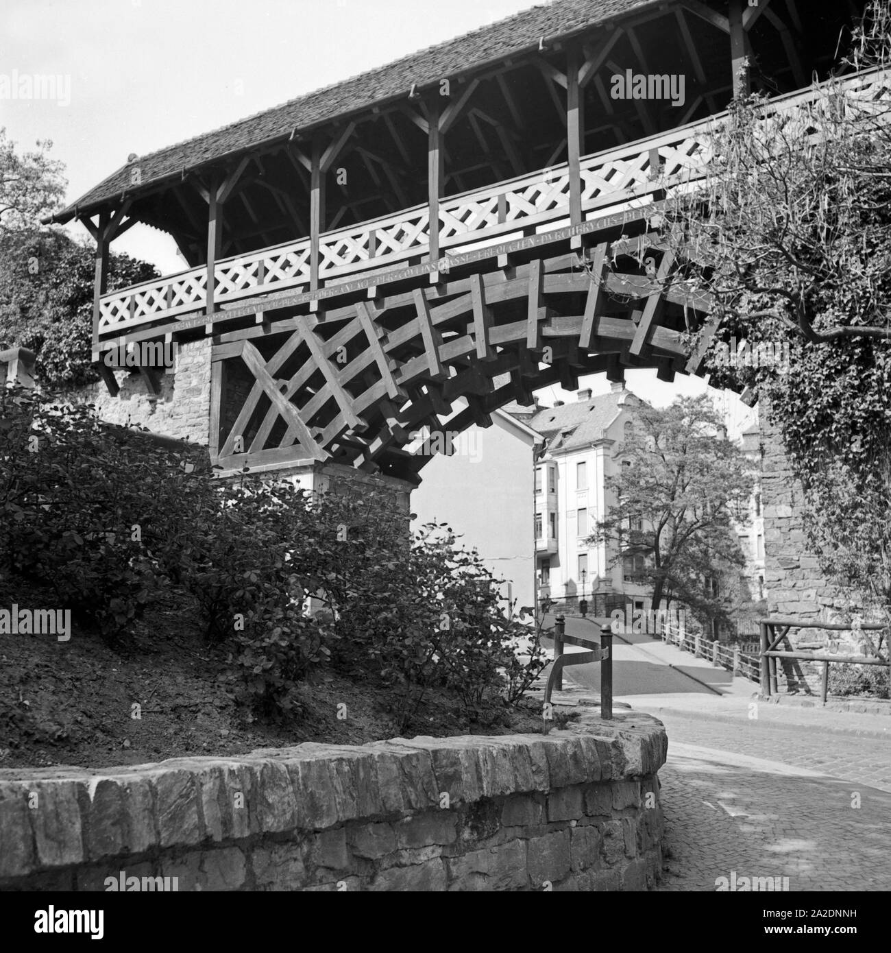 Das Römertor an der Heidenmauer in Wiesbade, Deutschland 1930er Jahre. Porta Romana e la parete pagana a Wiesbaden, Germania 1930s. Foto Stock