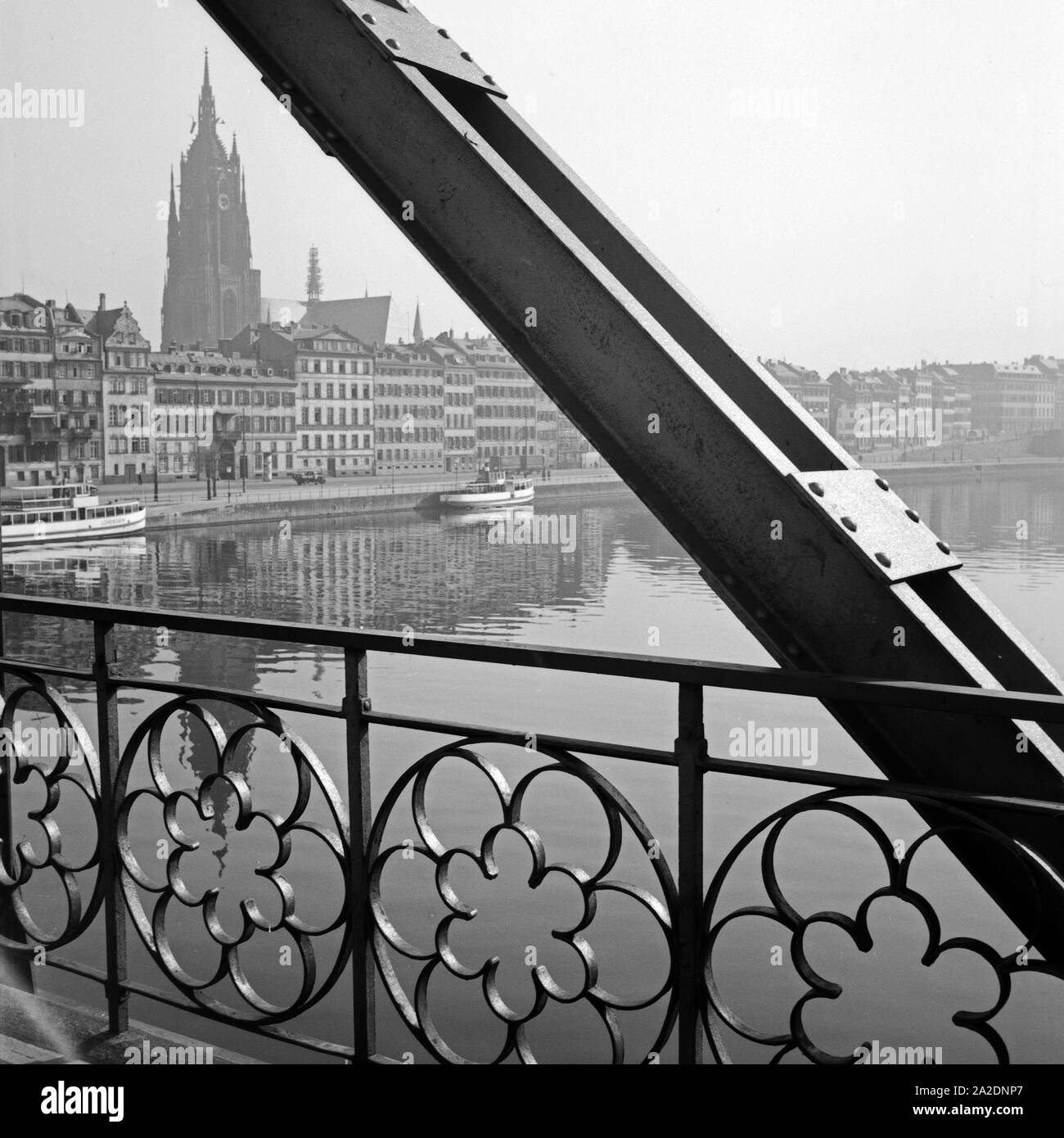 Blick von der Brücke Eiserner Steg auf die Altstadt von Frankfurt am Main, Deutschland 1930er Jahre. Vista dalla Eiserner Steg ponte per la città vecchia di Francoforte in Germania 1930s. Foto Stock