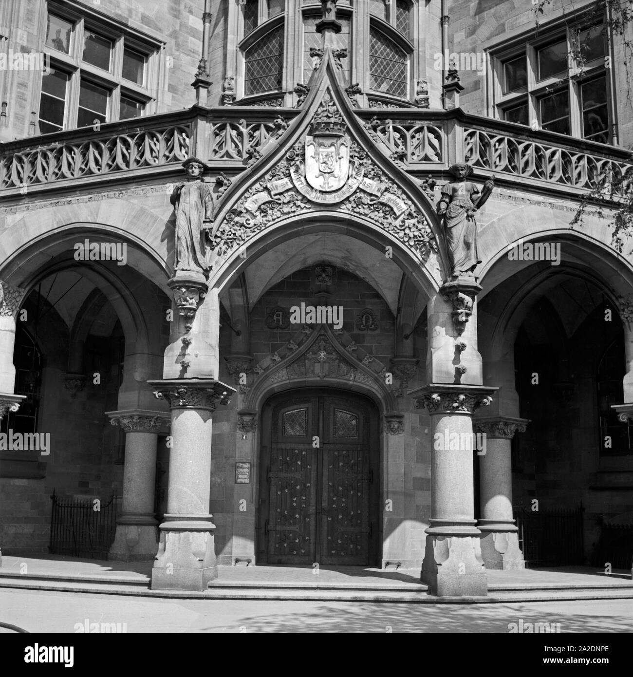 Portal am Rathaus di Wiesbaden, Deutschland 1930er Jahre. Ingresso di Wiesbaden City Hall, Germania 1930s. Foto Stock