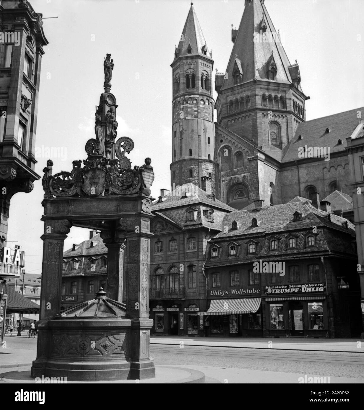 Der Hohe Dom zu Mainz mit Marktplatz, Marktbrunnen und Geschäften am Dom, Deutschland 1930er Jahre. Mainz cattedrale con il principale mercato, fontana e negozi, Germania 1930s. Foto Stock