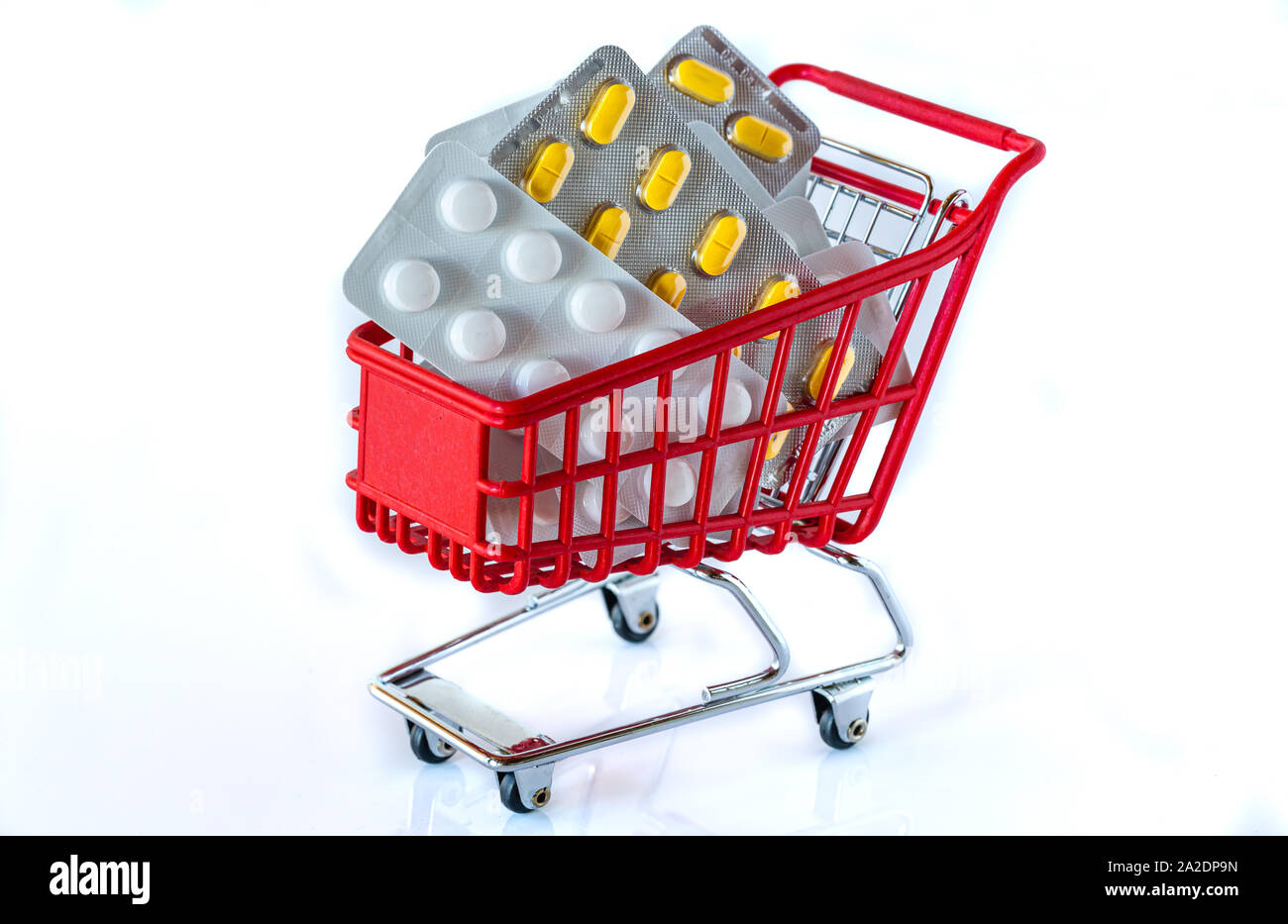 Farmaco nel cestino. Antibiotici forti. Shopping in farmacia. Foto Stock