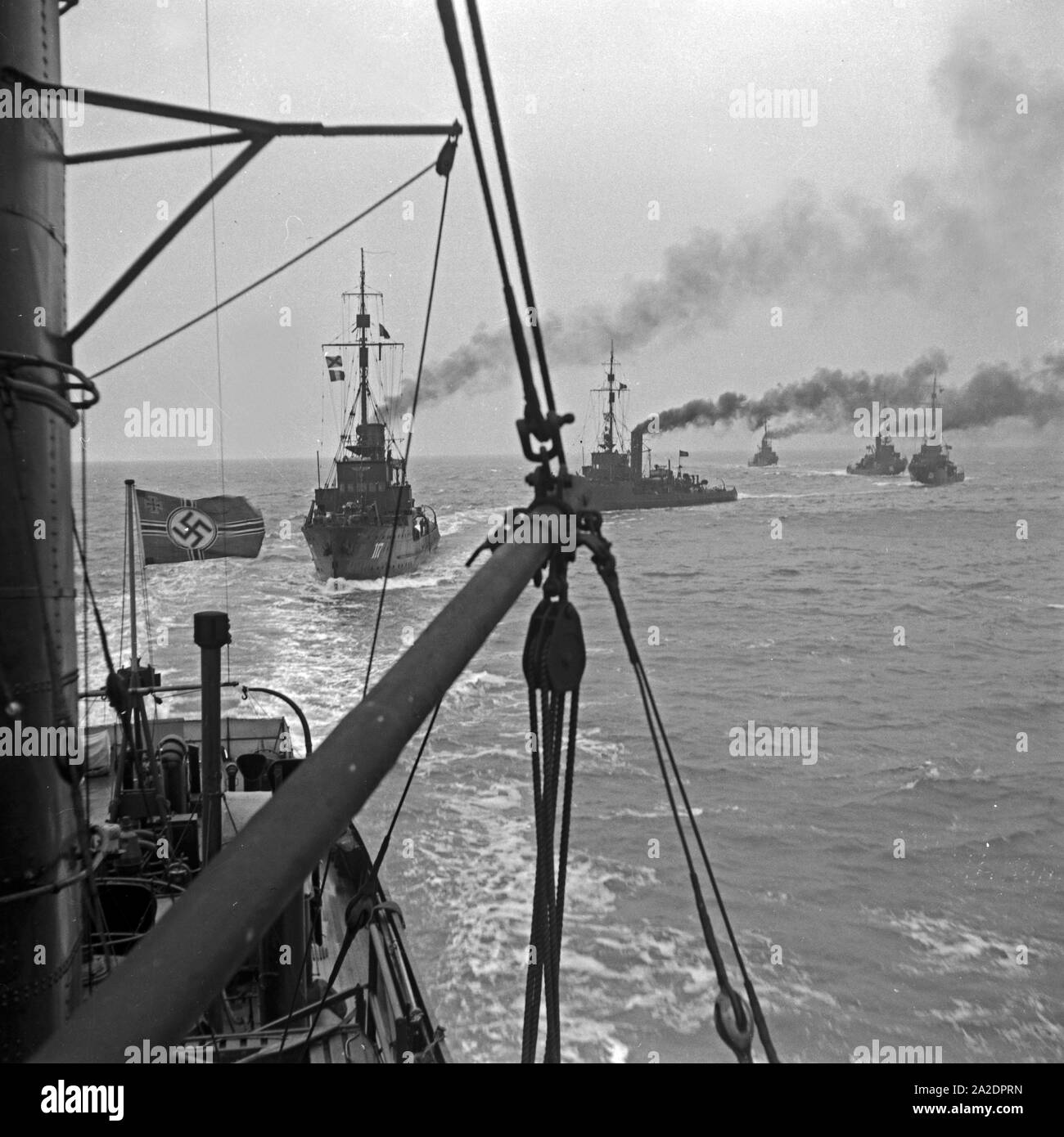 Schiffe der 2. Minensuchflottille in voller Fahrt auf Übung, Deutschland 1930er Jahre. Le navi della seconda flottiglia dragamine che esercitano, Germania 1930s. Foto Stock