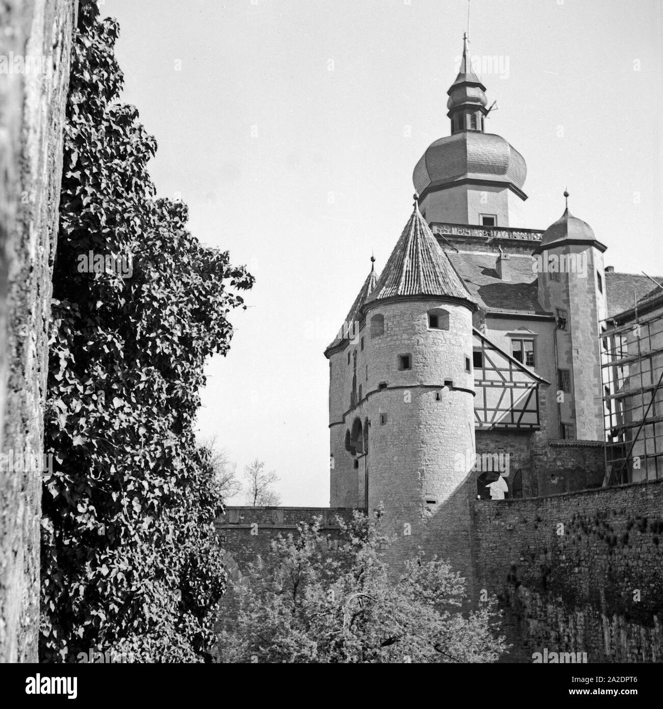 Das Scherenbergtor als Eingang zur Festung Marienberg a Würzburg, Deutschland 1930er Jahre. Scherenbergtor gate è l'ingresso alla fortezza di Marienberg a Würzburg, Germania 1930s. Foto Stock