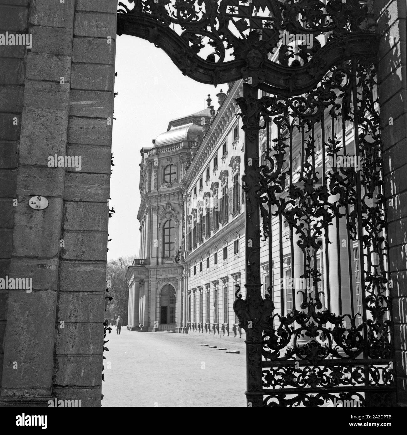 Schweres schmiedeeisernes Tor am Eingang zur Residenz di Würzburg, Deutschland 1930er Jahre. Heavy cancellata in ferro battuto a lui ingresso della Residenza di Würzburg, Germania 1930s. Foto Stock