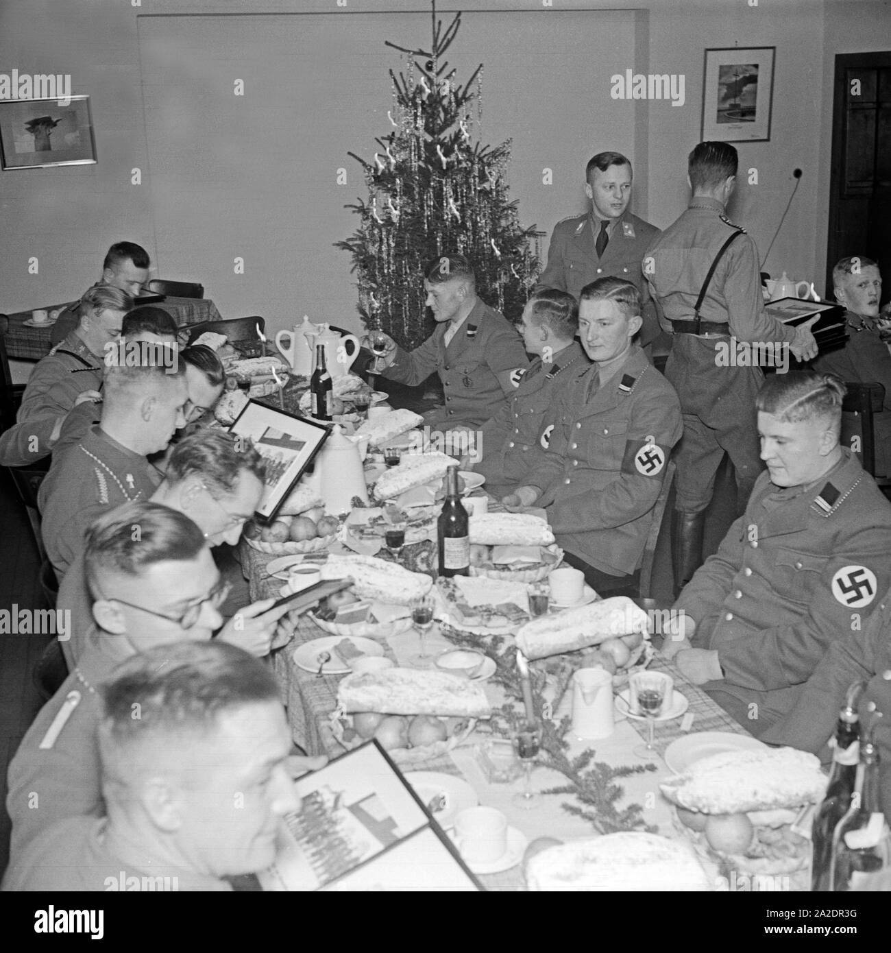 Weihnachtsfeier in der Reichs Reiter Führer Schule in Berlin Zehlendorf, Deutschland 1930er Jahre. Festa di Natale presso la scuola di equitazione a Berlin Zehlendorf, Germania 1930s. Foto Stock