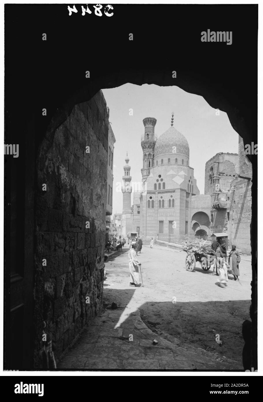 L'Egitto. Il Cairo e Memphis, ecc. Il Cairo. Scena di strada. Mostra la moschea di Kait Bey Foto Stock